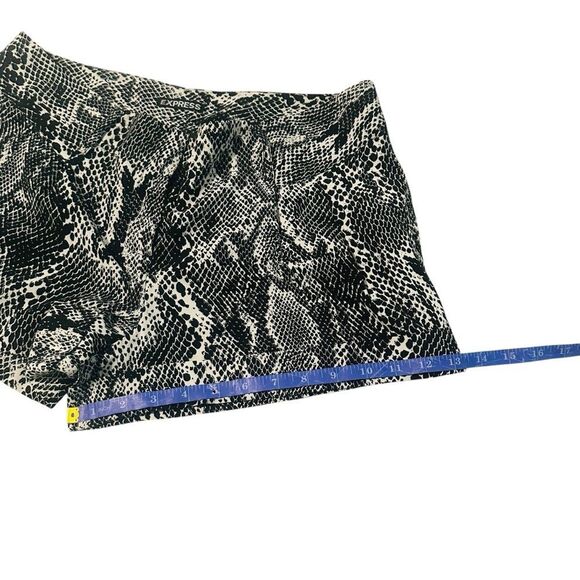 Express Black & White Snakeskin Python Print Satin Dress Shorts - Size 8 - Picture 10 of 11